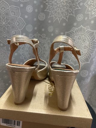 Elegantes sandalias doradas talla 40