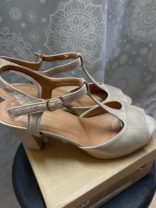 Elegantes sandalias doradas talla 40