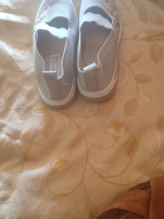 Zapatillas grises con bordado floral