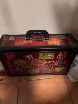 Valigia Vintage Rossa con Adesivi Viaggio