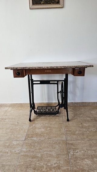 Mesa antigua SIGMA con base original
