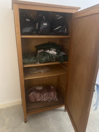 Armario auxiliar de madera pequeño