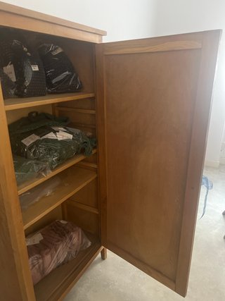 Armario auxiliar de madera pequeño