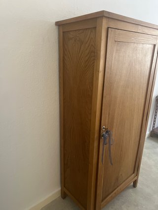 Armario auxiliar de madera pequeño