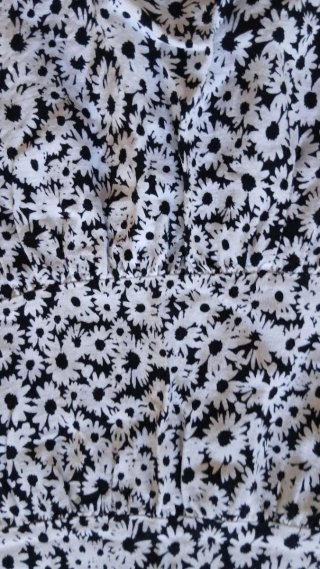 Falda corta estampada flores blanco y negro