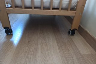 Cuna de madera con ruedas