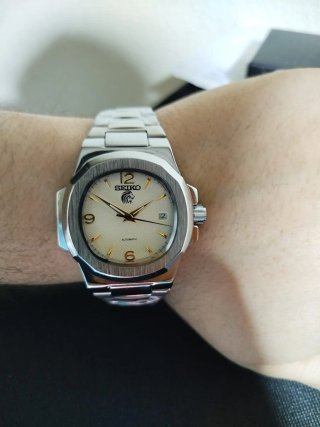 Reloj Seiko mod Nautilus crema Automático 40mm