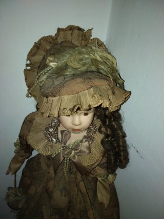 Muñeca de porcelana antigua alta