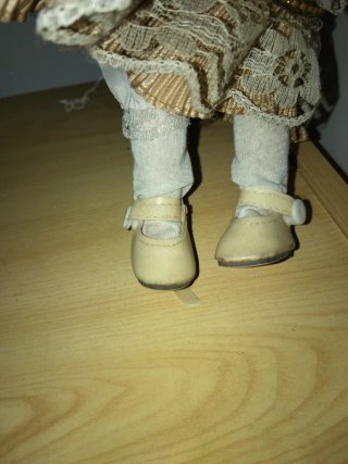 Muñeca de porcelana antigua alta