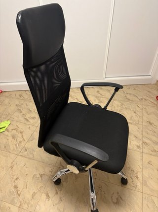 Silla de oficina ergonómica negra