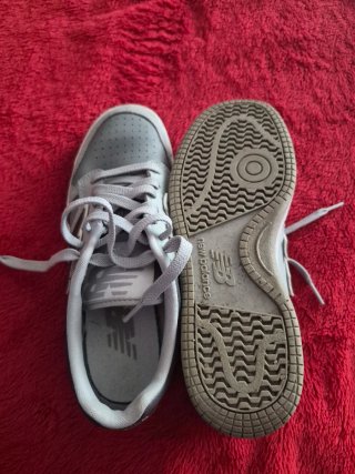 Zapatillas New Balance Grises y Negras