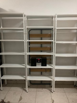 Estantería metálica blanca