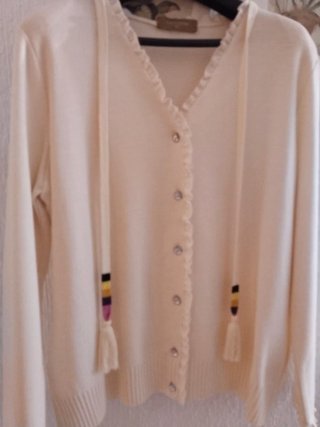 Chaqueta beige con cordones y flecos