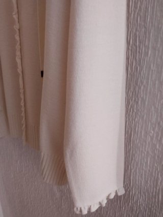 Chaqueta beige con cordones y flecos