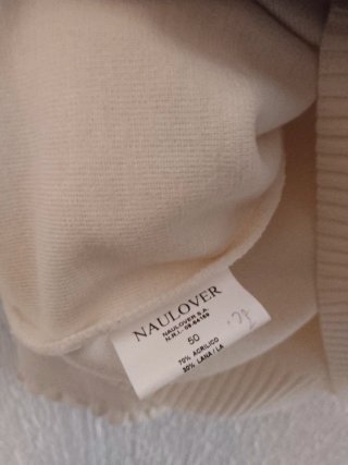 Chaqueta beige con cordones y flecos