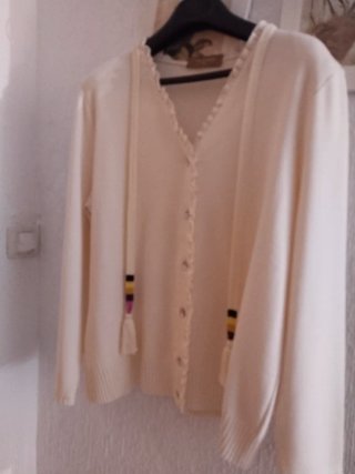 Chaqueta beige con cordones y flecos