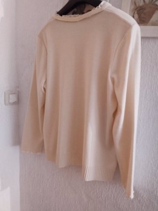 Chaqueta beige con cordones y flecos