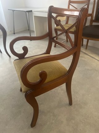 Sillón de madera con asiento de tela