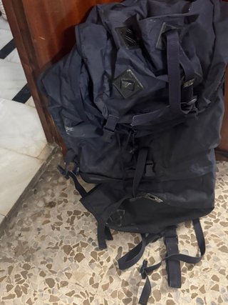 Mochila de acampada negra y azul