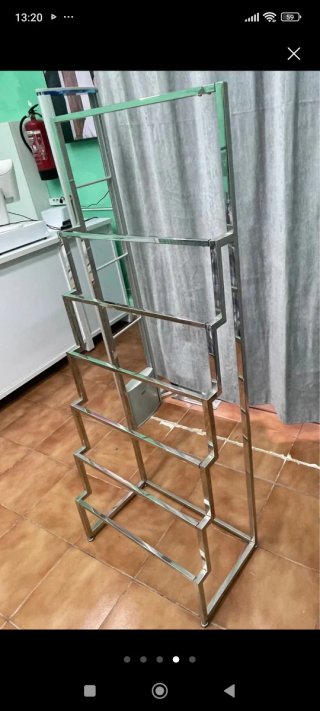Exhibidor de bufandas plateado.