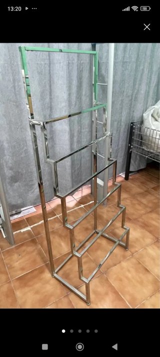 Exhibidor de bufandas plateado.