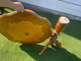 Mesa auxiliar vintage de madera