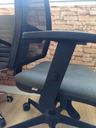 SILLA DE OFICINA O ESCRITORIO NEGRA