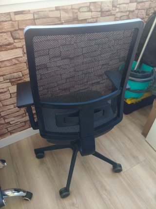 SILLA DE OFICINA O ESCRITORIO NEGRA