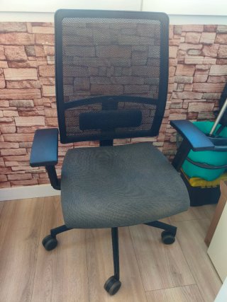 SILLA DE OFICINA O ESCRITORIO NEGRA