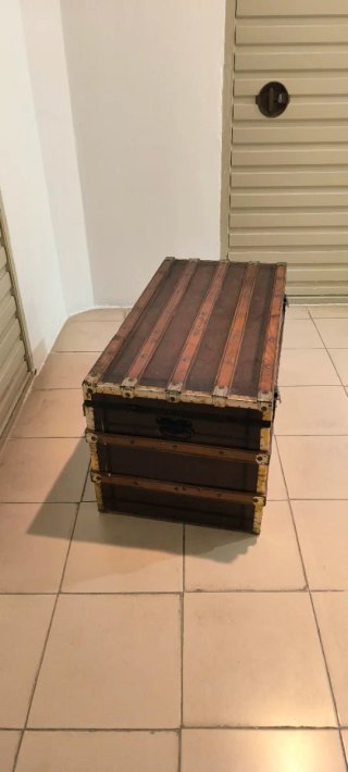 Baúl de madera y metal para almacenaje