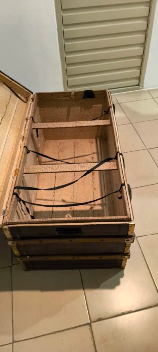Baúl de madera y metal para almacenaje