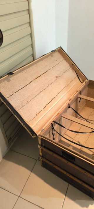 Baúl de madera y metal para almacenaje