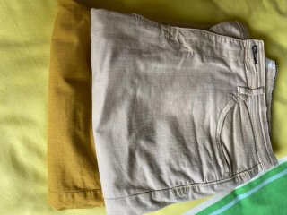 Bermuda hombre beige y amarilla