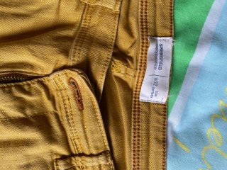 Bermuda hombre beige y amarilla
