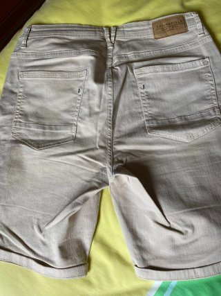 Bermuda hombre beige y amarilla