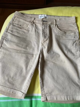 Bermuda hombre beige y amarilla