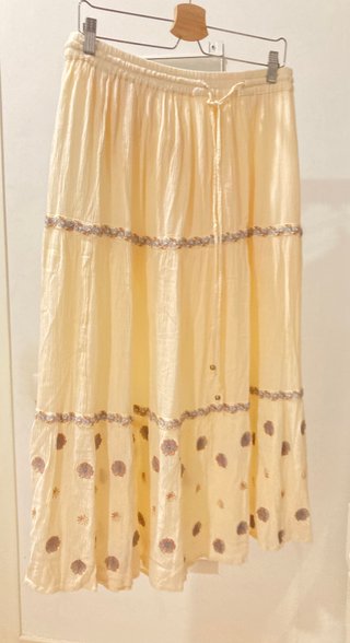 Conjunto blusa y falda larga en beige de marca NKN
