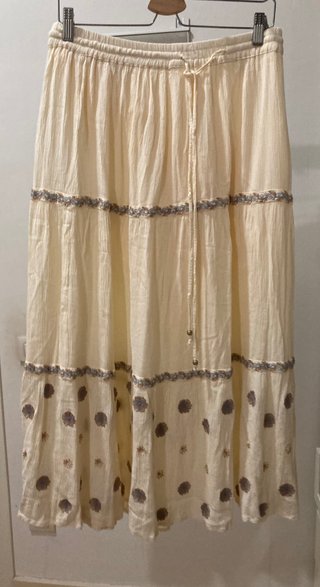 Conjunto blusa y falda larga en beige de marca NKN