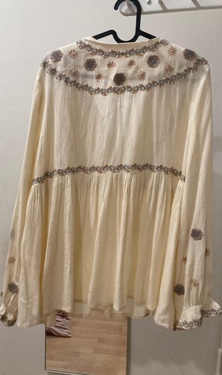 Conjunto blusa y falda larga en beige de marca NKN