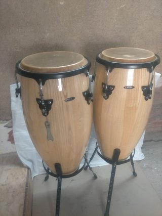 Congas de madera con soportes
