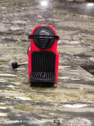 Cafetera Nespresso Inissia Roja