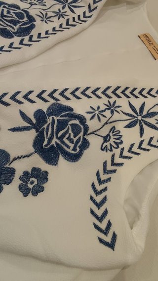 Chaleco blanco bordado flores azules