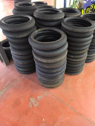 Neumáticos Slick Dunlop y Pirelli Moto3  Llanta 17
