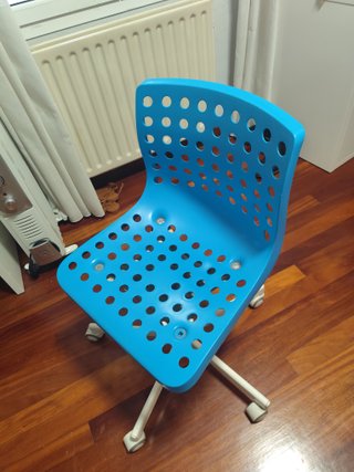 Silla infantil azul con ruedas