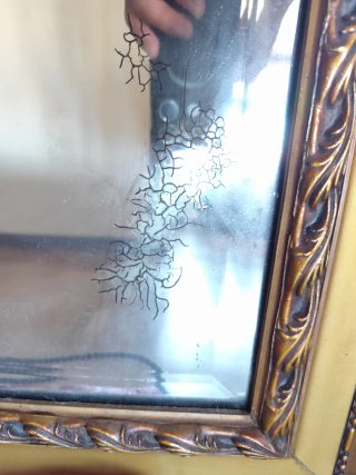 Espejo antiguo dorado con marco decorado