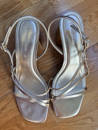 Sandalias doradas tacón Stradivarius T.38