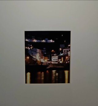 Fotografía nocturna de pueblo