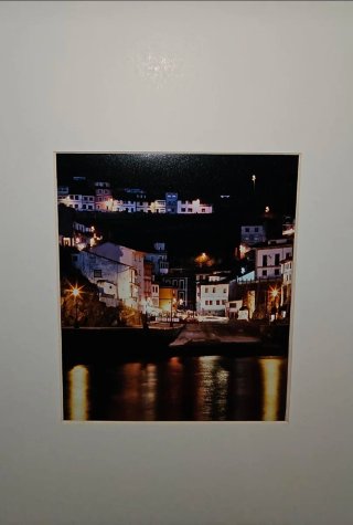 Fotografía nocturna de pueblo