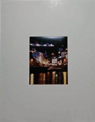 Fotografía nocturna de pueblo