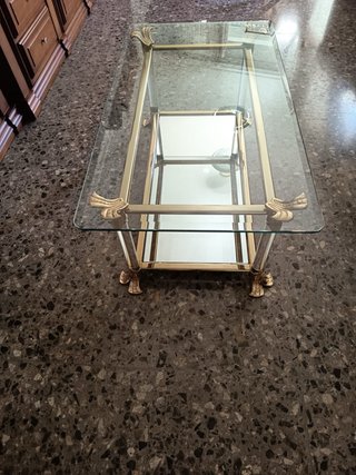 Mesa centro cristal y metal dorado